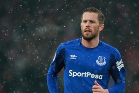 米兰体育官方入口-五大联赛防线平均站位深度是否影响反击效率，五大联赛防守最好的联赛